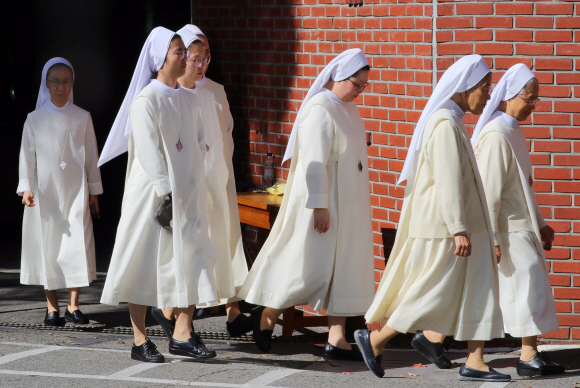 수녀님들이 30일 오전 부산 수영구 남천동 성당에 마련된 문재인 대통령의 모친 故 강한옥 여사의 빈소에서 연도 의식을 마친 뒤 성당을 나서고 있다. 2019. 10.30. 도준석 기자pado@seoul.co.kr