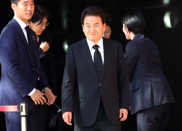 정동영 민주평화당 대표가 30일 오전 부산 수영구 남천동성당에 마련된 문재인 대통령의 모친 故 강한옥 여사의 빈소를 찾아 조문한 뒤 발걸음을 옮기고 있다. 2019. 10.30. 도준석 기자pado@seoul.co.kr