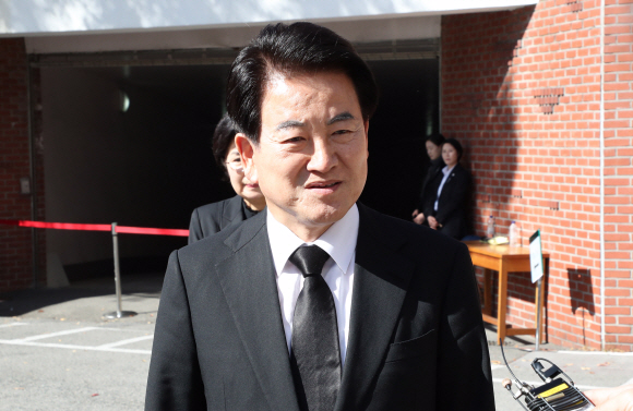 정동영 민주평화당 대표가 30일 오전 부산 수영구 남천동성당에 마련된 문재인 대통령의 모친 故 강한옥 여사의 빈소를 찾아 조문한 뒤 취재진의 질문에 답하고 있다. 2019. 10.30. 도준석 기자pado@seoul.co.kr