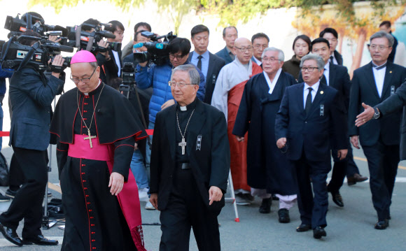 문 대통령 모친 빈소 찾은 종교 지도자들