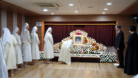 문 대통령 모친 빈소 찾은 수녀님들