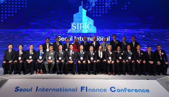 30일 서울 여의도 콘래드호텔에서 열린 서울국제금융컨퍼런스에서 박원순 서울시장, 윤석헌 금융감독원장 등 참석자들이 기념촬영을 하고 있다. 2019.10.30. 오장환 기자 5zzang@seoul.co.kr