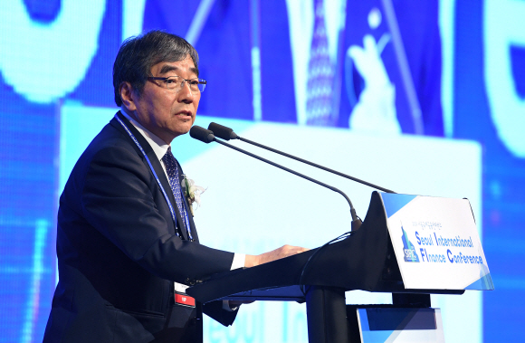 윤석헌 금융감독원장이 30일 서울 여의도 콘래드호텔에서 열린 서울국제금융컨퍼런스에서 환영사를 하고 있다. 2019.10.30. 오장환 기자 5zzang@seoul.co.kr