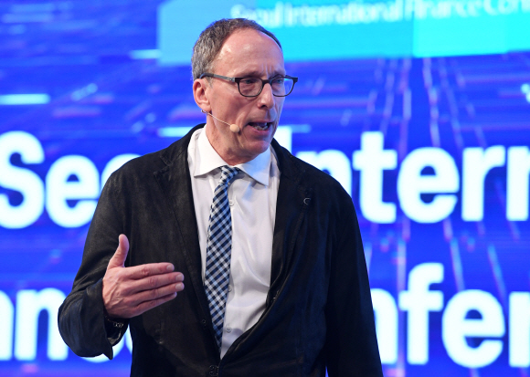 30일 서울 여의도 콘래드호텔에서 열린 서울국제금융컨퍼런스에서 크리스 콜버트 전 하버드 이노베이션 랩 본부장이 기조연설을 하고 있다. 2019.10.30. 오장환 기자 5zzang@seoul.co.kr