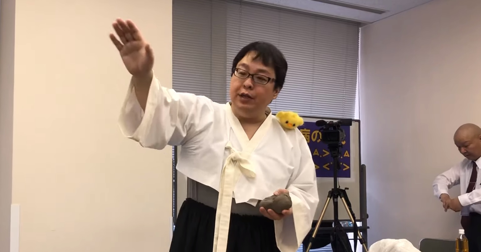흰색 저고리에 검정색 치마를 입고 ‘평화의 소녀상’을 조롱하는 연설을 하고 있는 일본의 혐한단체 ’재일 특권을 용납하지 않는 시민의 모임‘(재특회)의 전 회장 사쿠라이 마코토. <유튜브 화면 캡처>