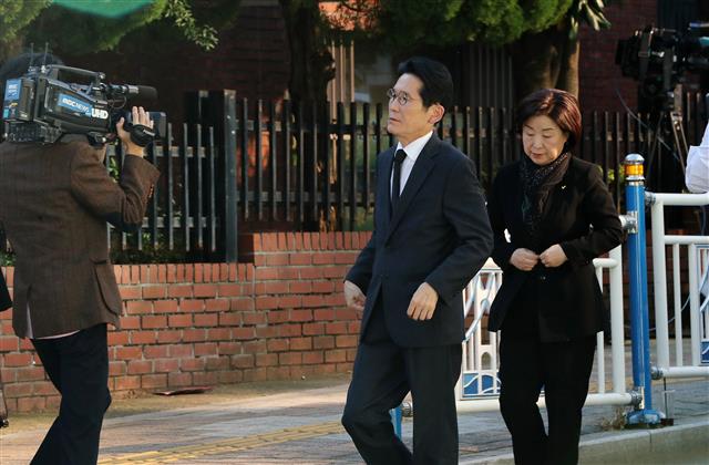 문 대통령 모친 빈소 찾은 심상정 윤소하