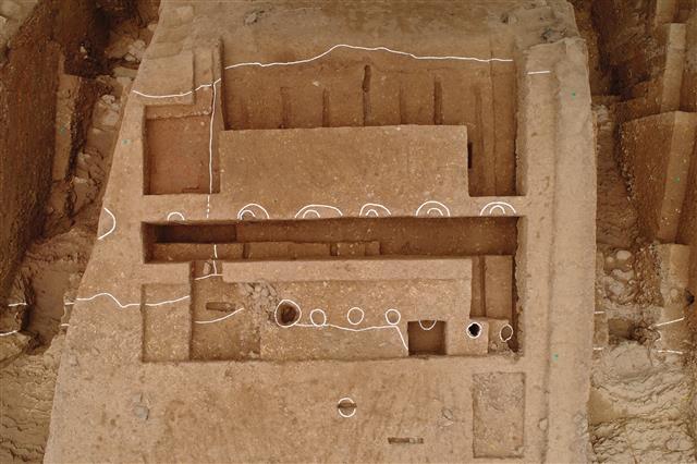경남 함안 가야리 유적 조사에서 발견한 토성벽 상부 목조 구조물 조성 흔적. 문화재청 제공