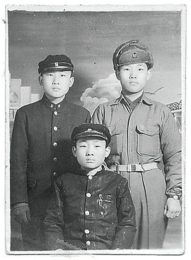 1952년 4월 5일에 첫 휴가 나와서 동생들과 찍은 기념사진. 이주영(뒷줄 왼쪽, 인고 55회), 이호영(앞줄, 인고 56회)