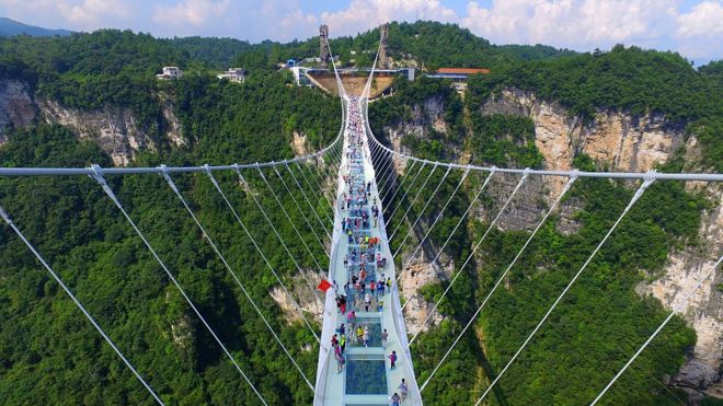 중국 후난성에 있는 장가계 다리는 2016년 만들어졌을 당시 세계에서 가장 높고 긴 유리 바닥 다리로 손꼽혔다. AFP 자료사진 