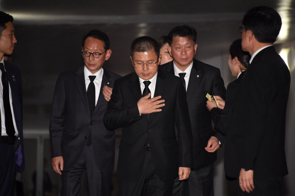 황교안 자유한국당 대표가 30일 오후 부산 수영구 남천성당에 마련된 문재인 대통령의 모친 故 강한옥 여사의 빈소를 조문한 뒤 발걸음을 돌리고 있다. 2019.10.30 도준석 기자 pado@seoul.co.kr