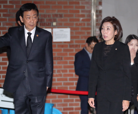 나경원 자유한국당 원내대표가 30일 오후 문재인 대통령의 모친 고 강한옥 여사의 빈소인 부산 남천성당에서 조문 후 나오고 있다. 왼쪽은 진영 행안부 장관. 2019.10.30 도준석기자 pado@seoul.co.kr