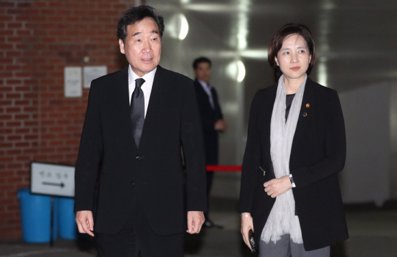 이낙연 국무총리와 유은혜 사회부총리가 30일 오후 문재인 대통령의 모친 고 강한옥 여사의 빈소인 부산 남천성당에서 조문 후 나오고 있다.2019.10.30 도준석기자 pado@seoul.co.kr