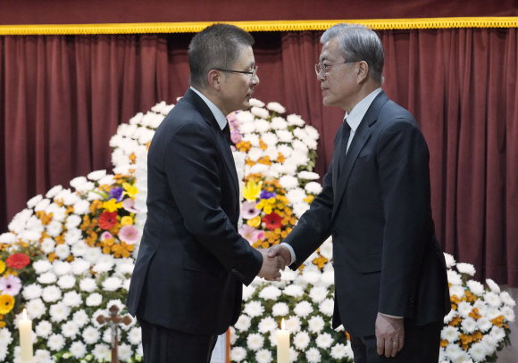 문재인 대통령이 30일 오후 부산 남천성당에 마련된 모친 고 강한옥 여사의 빈소를 조문한 황교안 자유한국당 대표와 인사하고 있다. 2019.10.30 청와대제공