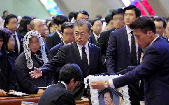 모친 장례미사 입장하는 문 대통령