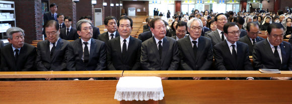 문 대통령 모친 장례미사 참석한 정부 주요 인사들