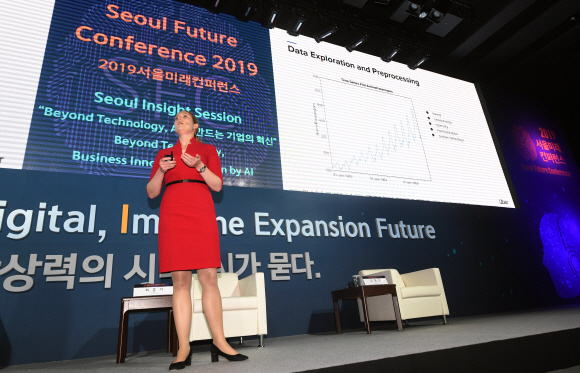 31일 서울 웨스틴조선호텔에서 열린 2019 서울미래컨퍼런스에서 프란체스카 벨 Uber Data Science Director가 Beyond Technology, AI가 만드는 기업의 혁신이란 주제로 발표를 하고 있다.  2019. 10. 31 정연호 기자 tpgod@seoul.co.kr