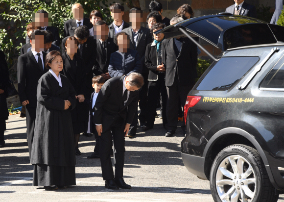 31일 부산 남천성당에서 문재인 대통령의 모친인 강한옥 여사의 발인이  진행되고 있다. 2019.10.31. 도준석 기자 pado@seoul.co.kr