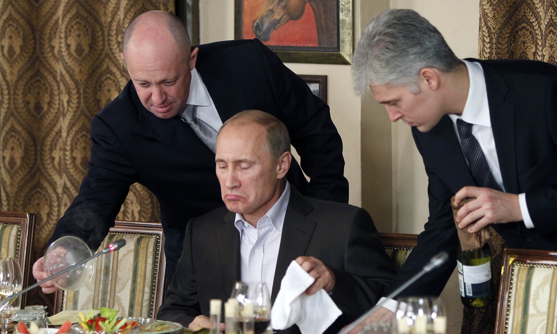 블라디미르 푸틴 러시아 대통령에게 음식 서빙을 하는 예브게니 프리고친(왼쪽). 사진은 2011년 촬영된 것이다. AP자료사진