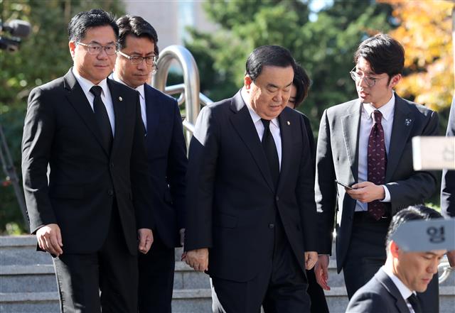 문희상 국회의장, 문 대통령 모친 장례미사 참석