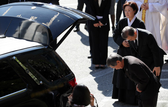 어머니에게 인사하는 문 대통령