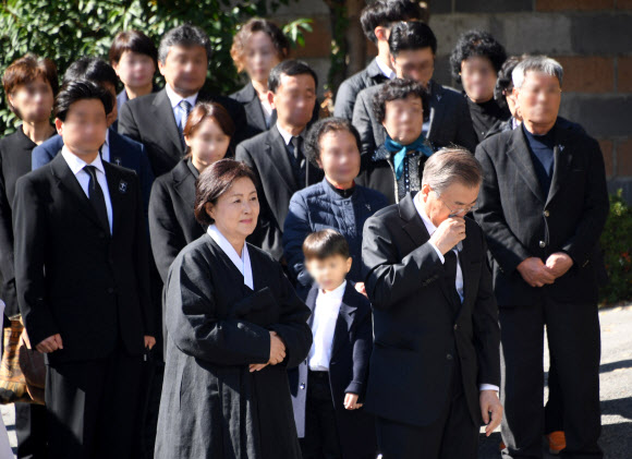 문 대통령, 모친 발인 지켜보며