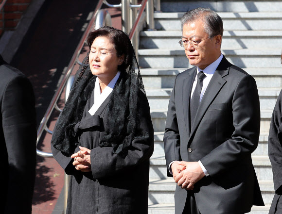 어머니 마지막 길 배웅하는 문 대통령