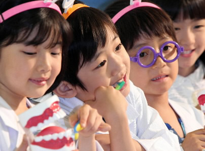 어린이들이 칫솔질을 하는 모습. 연합뉴스