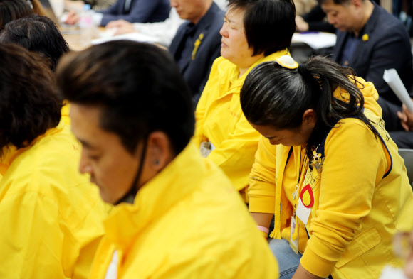 눈물 흘리는 유가족