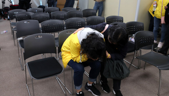 흐느끼는 세월호 유족