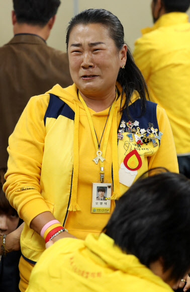 목에 걸린 슬픔