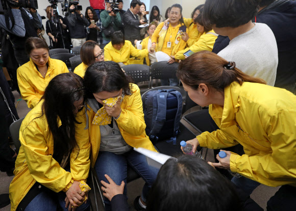 흐느끼는 세월호 유족