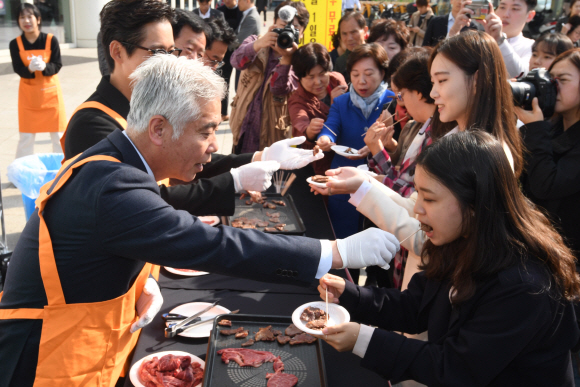 31일 오전 서울 성동구 이마트 성수점 야외광장에서 열린 ‘대한민국이 한우 먹는 날’ 행사에서 시식행사가 진행되고 있다. 2019.10.31. 도준석 기자 pado@seoul.co.kr