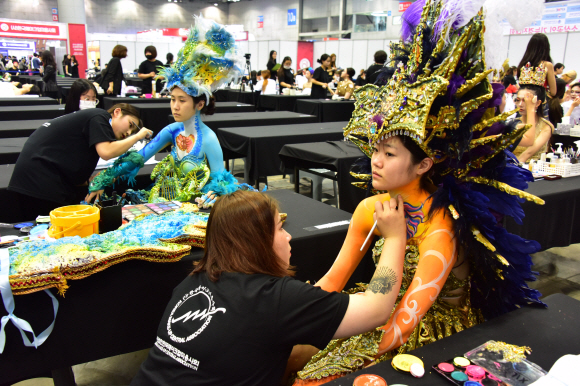 31일 일산킨텍스에서 열린 ‘2019대한민국 소상공인대회’ 중 메인행사인 ‘소상공인 기능경진대회’에 각 분야별로 참가한 선수들이 각자의 기량을 뽐내고 있다. 2019.10.31.    이종원 선임기자 jongwon@seoul.co.kr