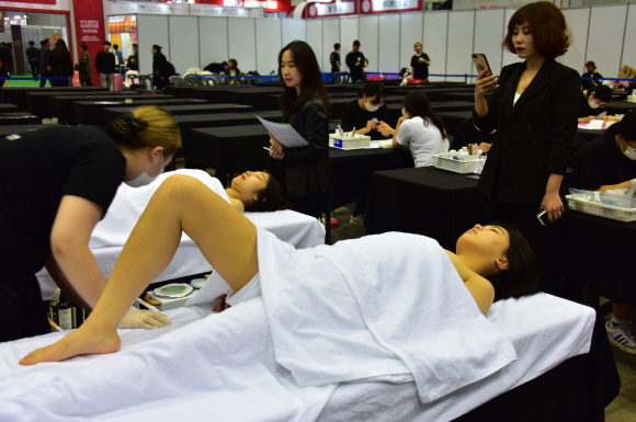 31일 일산킨텍스에서 열린 ‘2019대한민국 소상공인대회’ 중 메인행사인 ‘소상공인 기능경진대회’에 각 분야별로 참가한 선수들이 각자의 기량을 뽐내고 있다. 2019.10.31.    이종원 선임기자 jongwon@seoul.co.kr