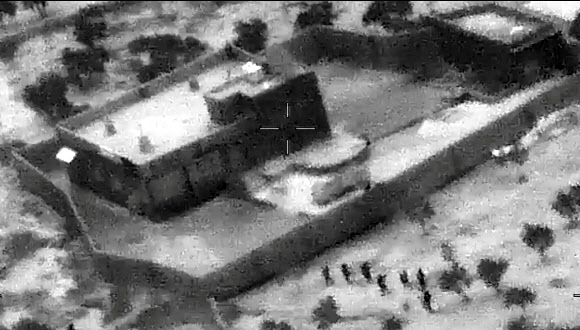 미국 국방부가 30일(현지시간) ‘이슬람국가’(IS) 지도자 아부 바크르 알바그다디 사망 당시 작전 영상을 공개했다. 미 육군 특수부대 델타포스 대원들이 시리아 이들리브 지역에 있는 알바그다디의 은신처 건물에 접근하는 장면.  미국 국방부 로이터 연합뉴스