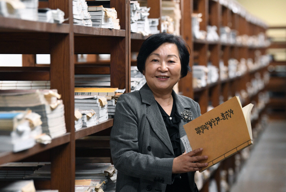 서혜란 국립중앙도서관장이 고문헌실에서 자료를 살펴보고 있다. 서 관장은 “고문헌과 근현대 자료 등 국가 문헌 수집과 보존이라는 국가대표 도서관의 임무를 충실히 이행하고, 지식기반사회가 요구하는 정보생산 플랫폼으로서의 새로운 역할에도 적극 나서겠다”고 말했다.  이종원 선임기자 jongwon@seoul.co.kr