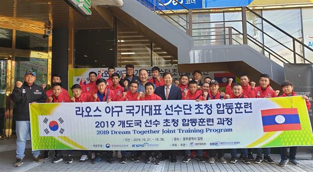 이만수(가운데) 전 감독과 라오제이브러더스 소속 야구 선수들이 지난 21일 한국에 입국해 기념 촬영을 하고 있다. 헐크파운데이션 제공