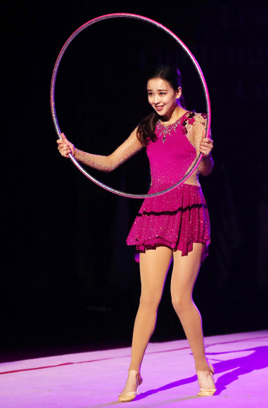 전 국가대표 리듬체조 선수 손연재가 31일 오후 인천시 남동구 남동체육관에서 열린 ‘2019 리프 챌린지컵’에서 갈라쇼를 펼치고 있다. 리프 챌린지컵은 손연재가 리듬체조 유망주 후배들을 위해 마련한 무대다. 2019.10.31  연합뉴스