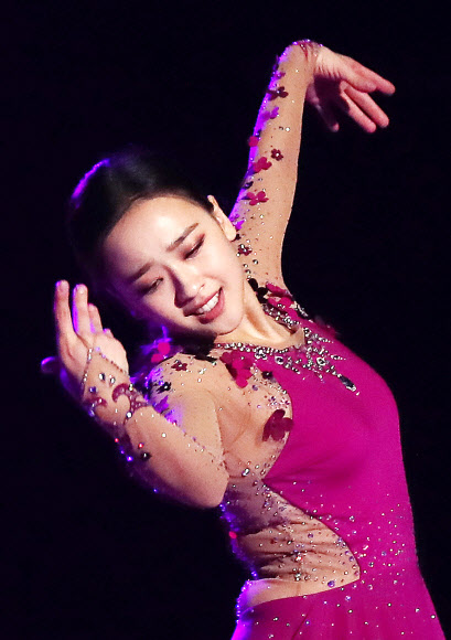 전 국가대표 리듬체조 선수 손연재가 31일 오후 인천시 남동구 남동체육관에서 열린 ‘2019 리프 챌린지컵’에서 갈라쇼를 펼치고 있다. 리프 챌린지컵은 손연재가 리듬체조 유망주 후배들을 위해 마련한 무대다. 2019.10.31  연합뉴스