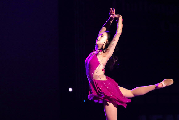 전 국가대표 리듬체조 선수 손연재가 31일 오후 인천시 남동구 남동체육관에서 열린 ‘2019 리프 챌린지컵’에서 갈라쇼를 펼치고 있다. 리프 챌린지컵은 손연재가 리듬체조 유망주 후배들을 위해 마련한 무대다. 2019.10.31  연합뉴스