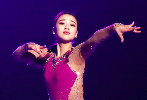 전 국가대표 리듬체조 선수 손연재가 31일 오후 인천시 남동구 남동체육관에서 열린 ‘2019 리프 챌린지컵’에서 갈라쇼를 펼치고 있다. 리프 챌린지컵은 손연재가 리듬체조 유망주 후배들을 위해 마련한 무대다. 2019.10.31  연합뉴스