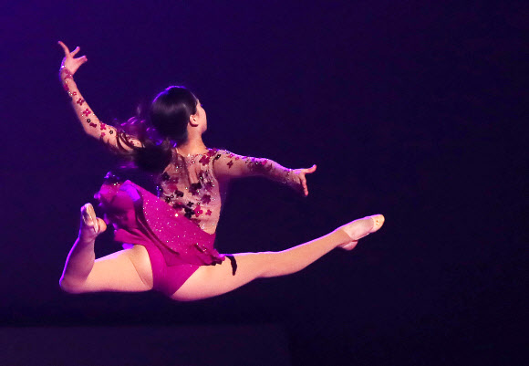 전 국가대표 리듬체조 선수 손연재가 31일 오후 인천시 남동구 남동체육관에서 열린 ‘2019 리프 챌린지컵’ 갈라쇼에서 점프하며 아름다운 동작을 선보이고 있다. 리프 챌린지컵은 손연재가 리듬체조 유망주 후배들을 위해 마련한 무대다. 2019.10.31  연합뉴스