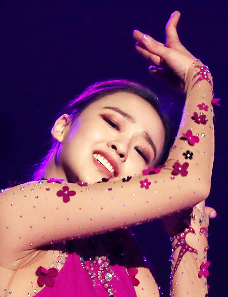 전 국가대표 리듬체조 선수 손연재가 31일 오후 인천시 남동구 남동체육관에서 열린 ‘2019 리프 챌린지컵’에서 갈라쇼를 펼치고 있다. 리프 챌린지컵은 손연재가 리듬체조 유망주 후배들을 위해 마련한 무대다. 2019.10.31  연합뉴스