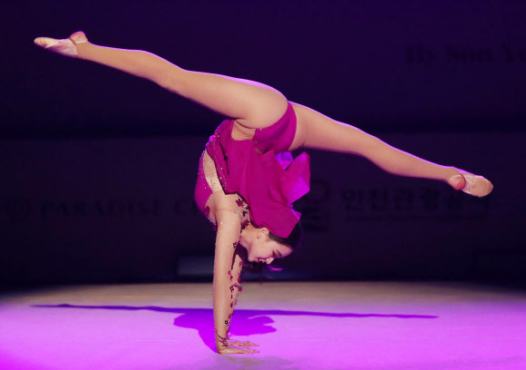 전 국가대표 리듬체조 선수 손연재가 31일 오후 인천시 남동구 남동체육관에서 열린 ‘2019 리프 챌린지컵’에서 갈라쇼를 펼치고 있다. 리프 챌린지컵은 손연재가 리듬체조 유망주 후배들을 위해 마련한 무대다. 2019.10.31  연합뉴스