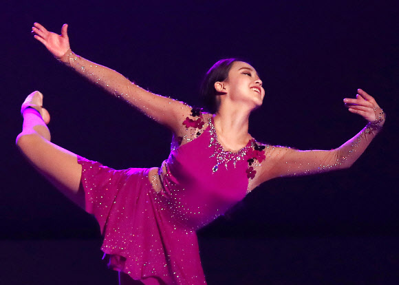 전 국가대표 리듬체조 선수 손연재가 31일 오후 인천시 남동구 남동체육관에서 열린 ‘2019 리프 챌린지컵’에서 갈라쇼를 펼치고 있다. 리프 챌린지컵은 손연재가 리듬체조 유망주 후배들을 위해 마련한 무대다. 2019.10.31  연합뉴스