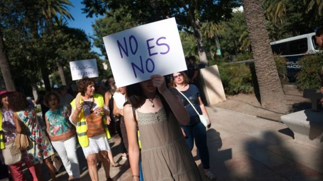 ‘만레사 늑대떼’ 사건 이후 스페인 말라가에서 벌어진 여성들의 시위 모습. AFP 자료사진