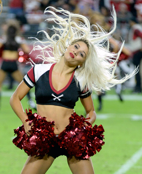 미국 프로미식축구팀 애리조나 카디널스의 치어리더들이 지난달 31일(현지시간) 미국 애리조나주 글렌데일의 스테이트 팜 스타디움에서 열린 경기 하프타임에 공연을 펼치고 있다. AFP 연합뉴스