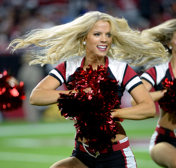 미국 프로미식축구팀 애리조나 카디널스의 치어리더들이 지난달 31일(현지시간) 미국 애리조나주 글렌데일의 스테이트 팜 스타디움에서 열린 경기 하프타임에 공연을 펼치고 있다. UPI 연합뉴스