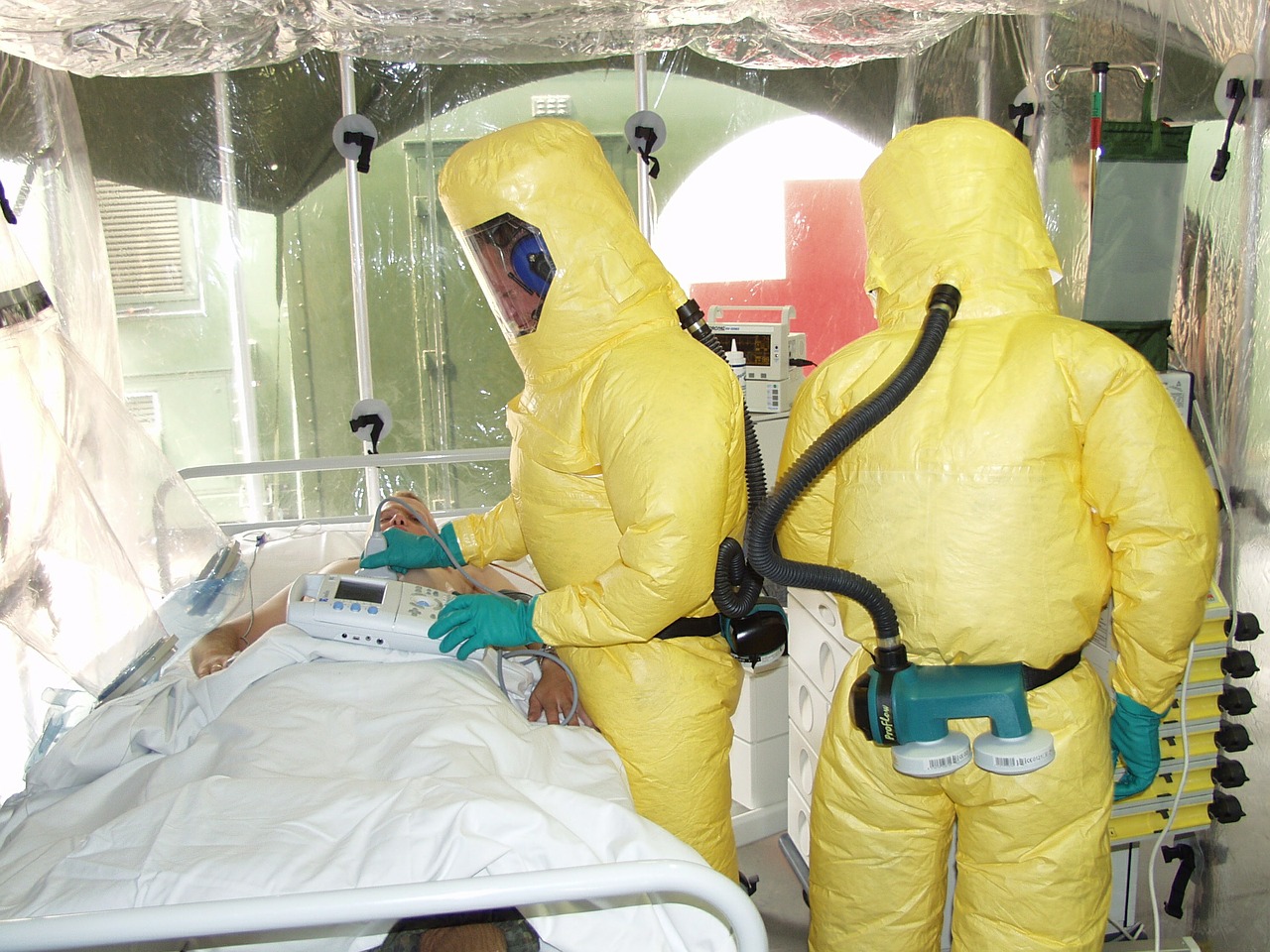 치사율이 80% 가까이 되는 에볼라 바이러스에 감염된 것으로 보이는 환자를 격리치료하는 모습.  미국 CDC 제공