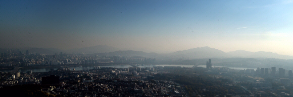 1일 서울 남산타워에서 바라본 서울도심에 미세먼지가 가득하다. 2019.11.1 박지환기자 popocar@seoul.co.kr